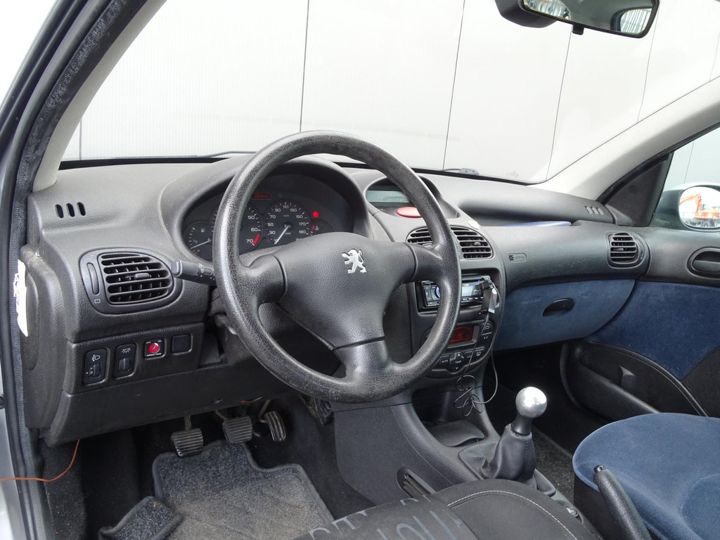 44198328-9.jpg